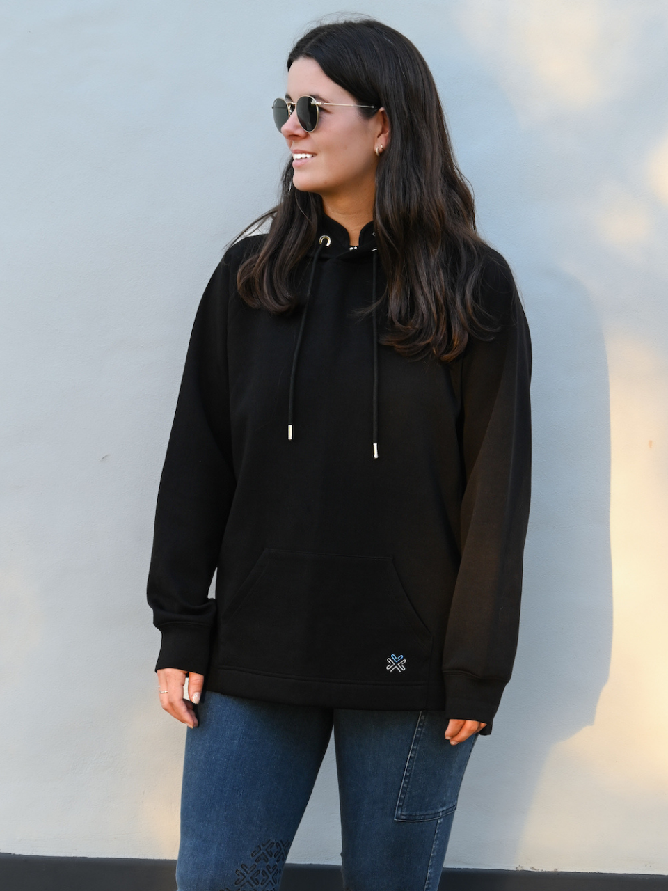 Girl wearing Fetlox Relax hoodie in black 
